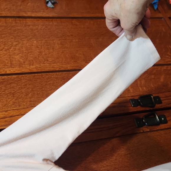 Kenzie Size Small Knotted Rolled V-neck Top - Picture 3 of 5